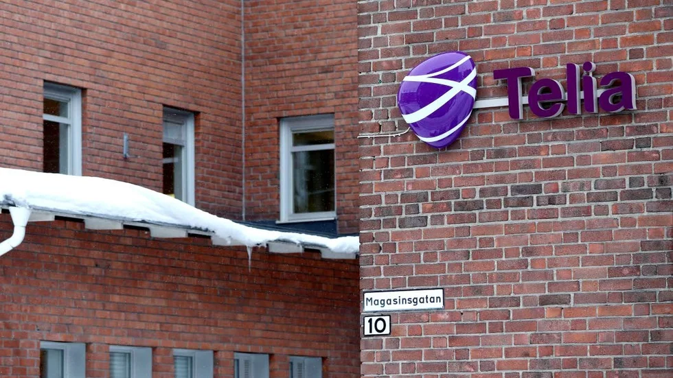 Supporten. Bakom dessa fönster sitter runt 250 personer och arbetar med support för Telias kunder. Ett  tufft jobb under hård kontroll enligt de anställda.
