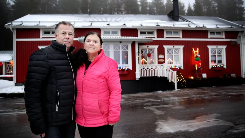 Majvor och Bo Bäckström har fått tack av grannar som tycker att deras upplysta hus sprider ljus i vintermörkret.