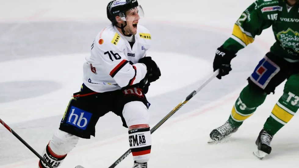 Poängmakare. James Sixsmith var inblandad i ett av Asplövens mål framåt.