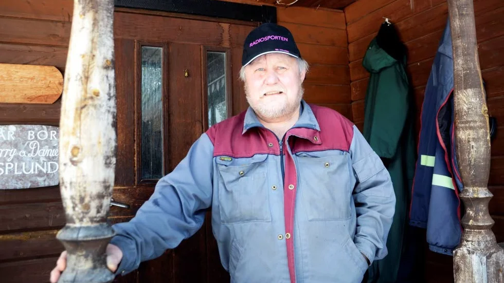 Prisad. Radiosporten skickade nyligen över en tröja och en keps som pris för hans lojala lyssnande