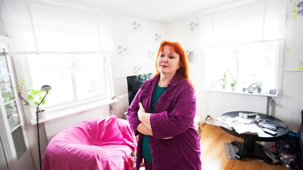 I matsalen/teverummet intill köket var det tidigare "den värsta färg" San Lundberg vet - terrakottarött. "Jag hatar den färgen. Det var från golv till tak, det fanns inga boaseringar här", säger hon.