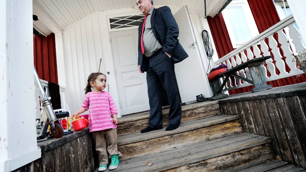 Vem? Maria Gevokiyan undrar över alla besökare och Sven-Erik Bucht funderar över svensk lagstiftning.