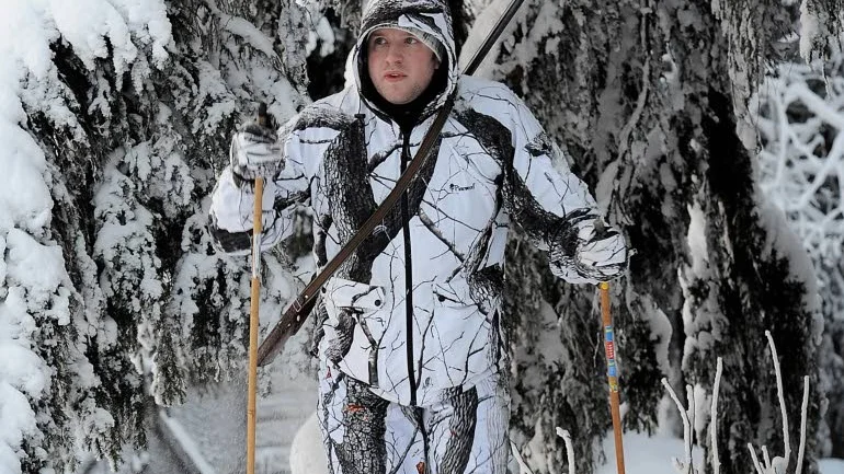SKOGSJAKT. Jägaren Anders Lundström smyger upp från skogspartiet med skidor i den nästan osynliga snödräkten.