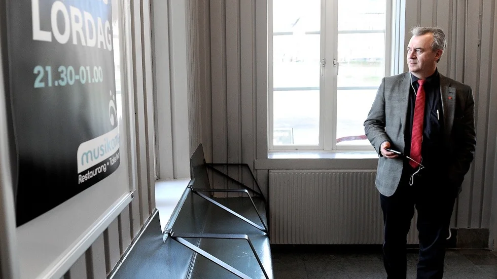 Sven-Erik Bucht kräver mobiloperatörerna tar större ansvar för att förbättra mobiltäckningen.