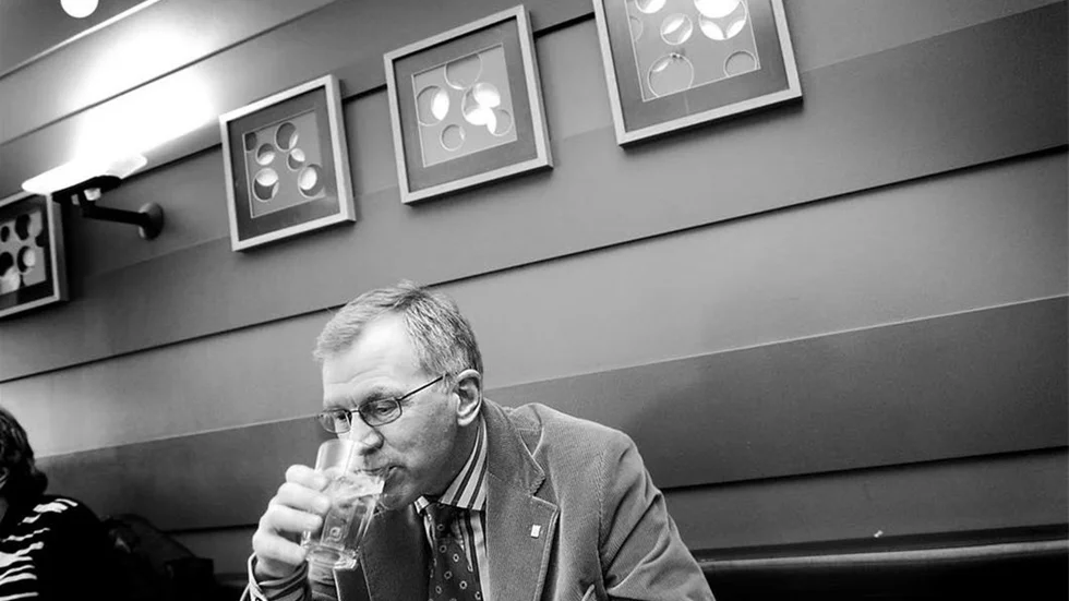 FIKAKUNGEN. Karl Petersen är känd för sina cafébesök. Han gillar att fika, det är närmast ett understatement.