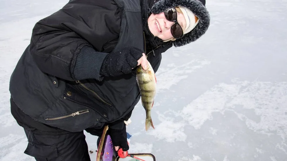 MÅNGA KVINNOR. Sera Olofsson, Lillpite, är en van pimplare. "Jag har pimplat i säkert 15 år nu. Vi är många kvinnor som gillar att fiska, ibland är vi fler kvinnor än karlar. Särskilt på sommaren", säger hon.