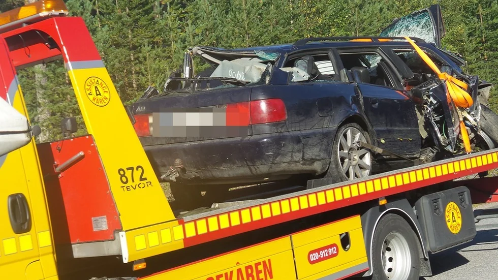Bilen är fullständigt demolerad.