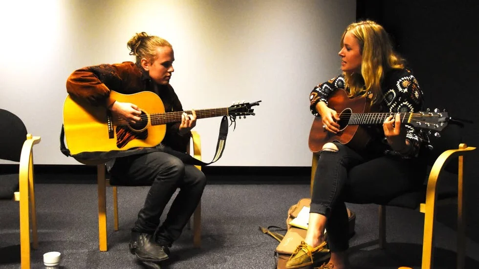 Låtskrivare. Dennis Kalla och kanadensiskan Lydia Hol skriver en låt till Katy Perry.
