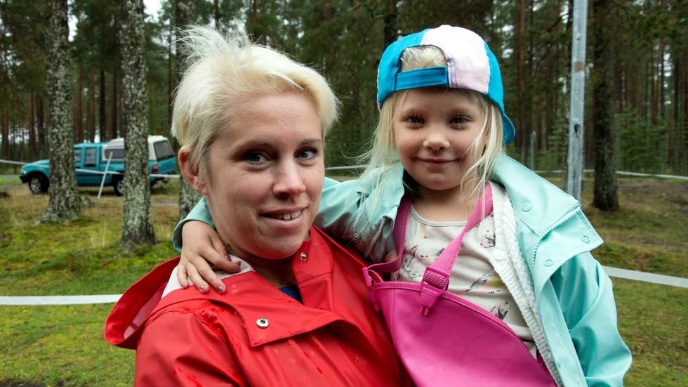 Rofyllt. Lugnet och tryggheten. Dessa båda saker poängterar Anna Fredriksson när hon berättar varför Bälinge är så bra. Dottern Cornelia Nielsen, fem år, sitter i famnen.