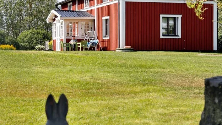 Två harar välkomnar besökarna.