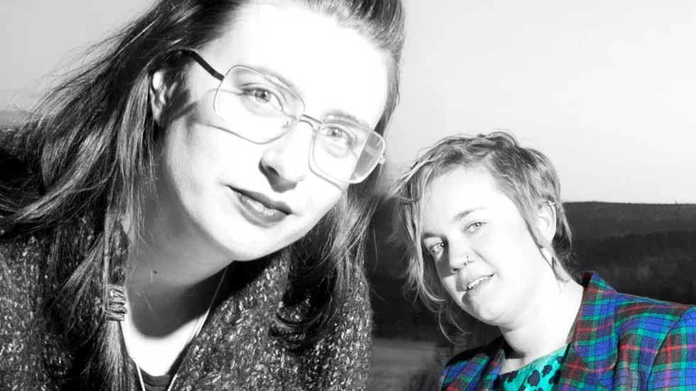 BOK OCH UTSTÄLLNING. Projektledare för Queering Sápmi är Sara Lindquist och Elfrida Bergman. I dag är det vernissage på utställningen på Ájtte under Jokkmokks marknad.