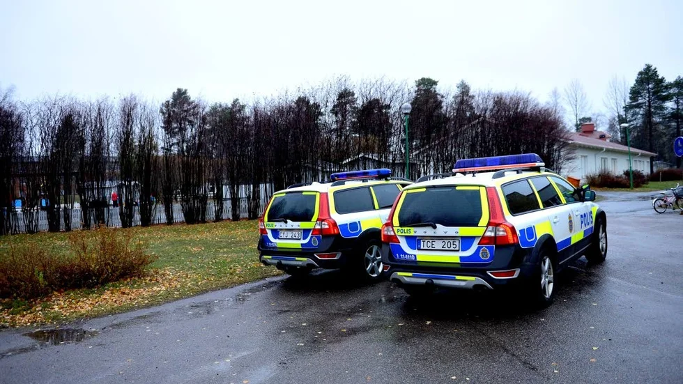 POLISBEVAKNING. På det här sättet såg det ut utanför Munkebergs förskola i höstas. Nu finns fallet på Justitieombudsmannens och Riksåklagarens bord.