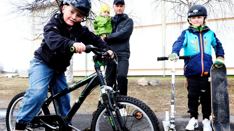 Full fart. Tobias, Alfred, pappa Magnus och Ville Bengtsson tror att många skulle få glädje av en skate-park i Överkalix.