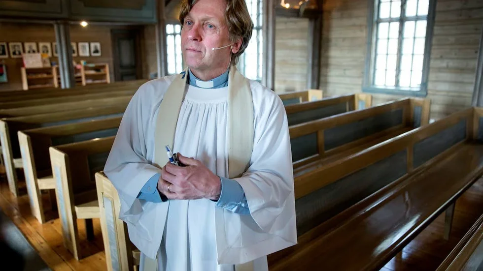 Herden gav tröst. Kyrkoherde Lennart Åström höll i minnesstunden och gav tröst åt de som drabbats av den svåra sorgen.