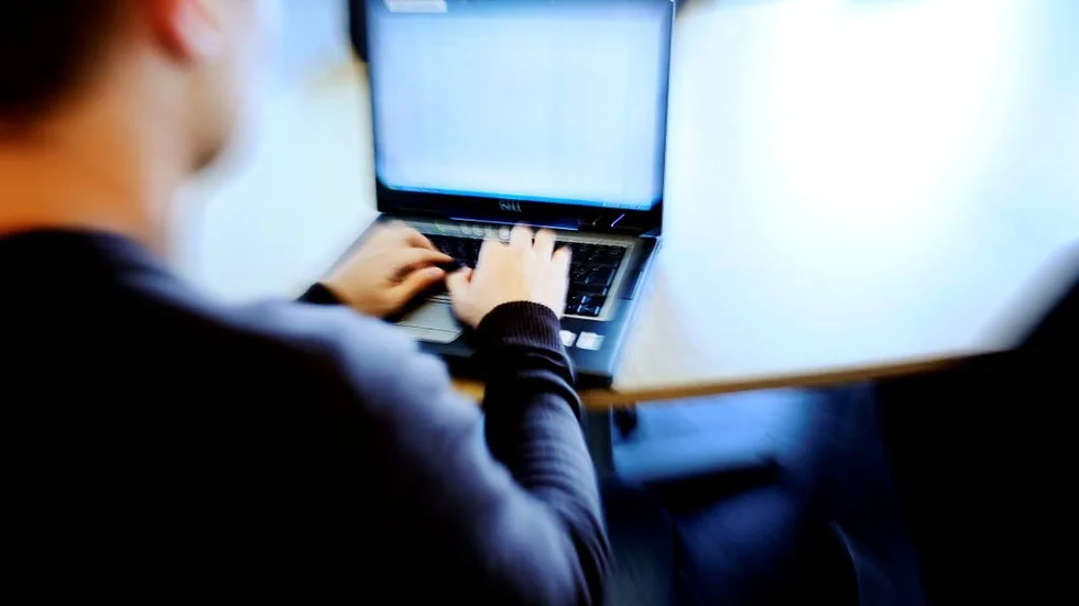 En 20-årig man som stod åtalad misstänkt för dataintrång förnekade brott.