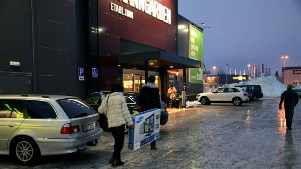 PLATTA PAKET. Paket efter paket bars ut från affärerna, trots att det var dagen efter julafton.