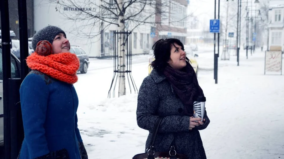 Terese Östling och Erika Sundberg pekar på många saker som kan göra det mer lockande att vistas i Haparandas centrum.