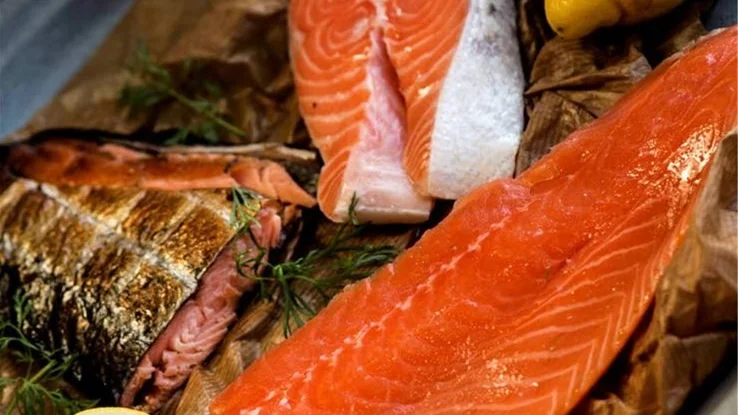 Lax är både snabb och nyttig mat. Fettsyrorna gör gott både för hjärta, hy och hjärna. Dessutom smakar det fina fisken.