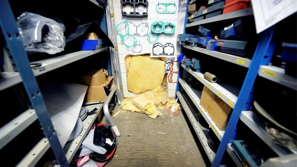FÖRSTA FÖRSÖKET. Tjuvarna sågade sig då genom väggen till Kalix maskiner AB på Yttervikens industriområde i Luleå. Påhälsningen skedde under julhelgen. denna gång försökte tjuvarna ta sig in i butiken från framsidan och hålet de försökt såga upp var betydligt större än det första.