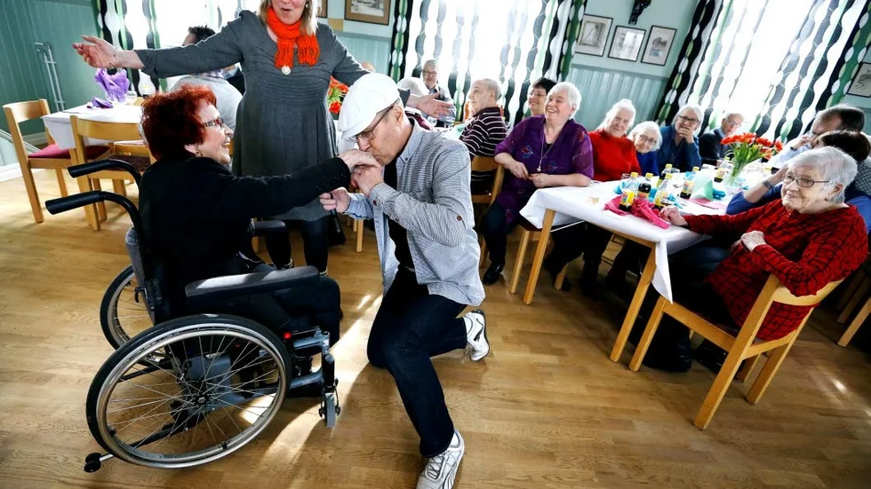 Glädje. För många gamla betyder pensionärsfesterna skillnad på en dålig och en bra dag. När det är kalas kan man glömma krämpor och annat. Här  går det livat till när Anna-Lisa Johansson från Ersnäs tråder en rullstolsdans.
