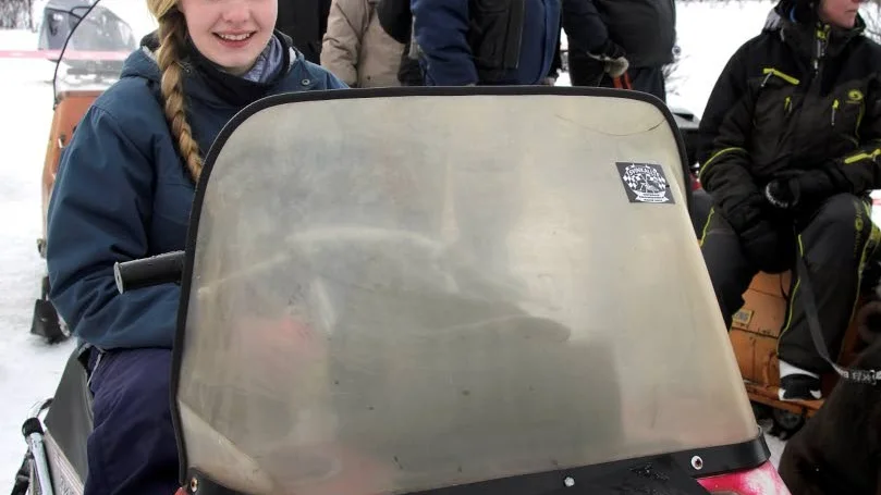 Hårdsatsning. Julia Larsson är nyinflyttad till Kiruna men har redan fastnat för skoterkörningen. Trots att hon flög av sin Yamaha Enticer 340 ett par gånger under loppet så var hon inte avskräckt. Snarare tvärtom.