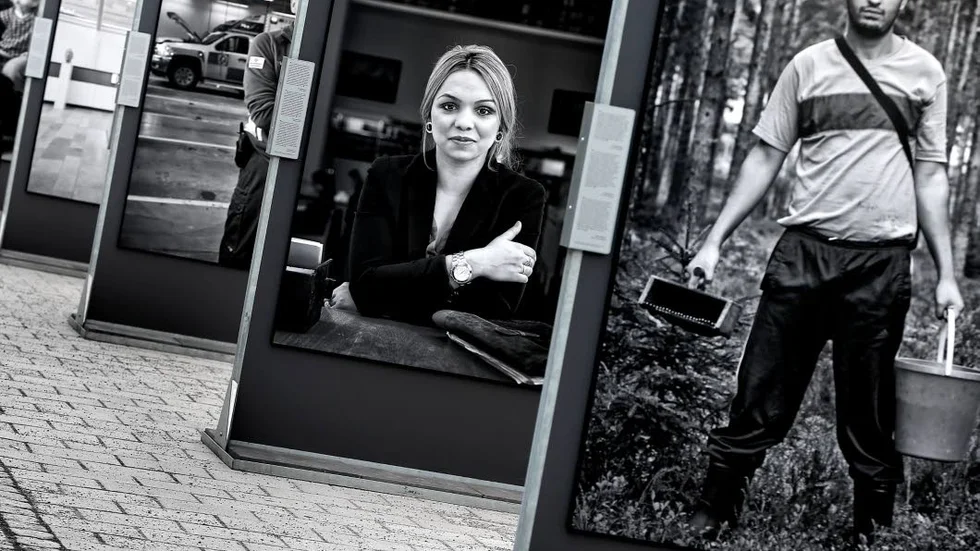 Heterogen grupp. Utställningen har producerats av Upplands museet i samarbete med romer och fotografen Anders Rydman. I förgrunden ses ett porträtt av Daniel Marinov, rom från Bulgarien, som återkommer till Sverige för att plocka bär, en förtjänst som är mycket betydelsefull för familjens årliga försörjning. I bakgrunden ses Sumita Memetovic som studerar juridik vid Uppsala universitet.