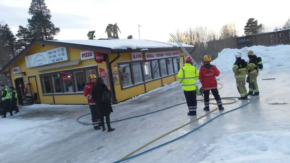 PULVERSLÄCKARE. Personalen på pizzerian försökte släcka med en pulversläckare.