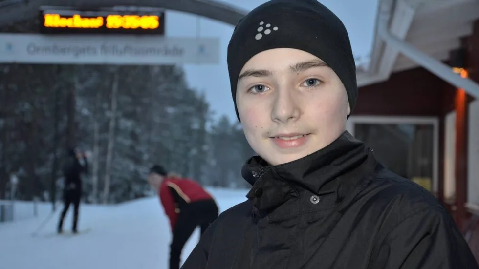 FÖRSTA SKIDTUREN. Arvid Eriksosn laddade om efter första varvet på elljusspåret på Ormberget. "Jag tror att det blir ett varv till", sade Arvid.