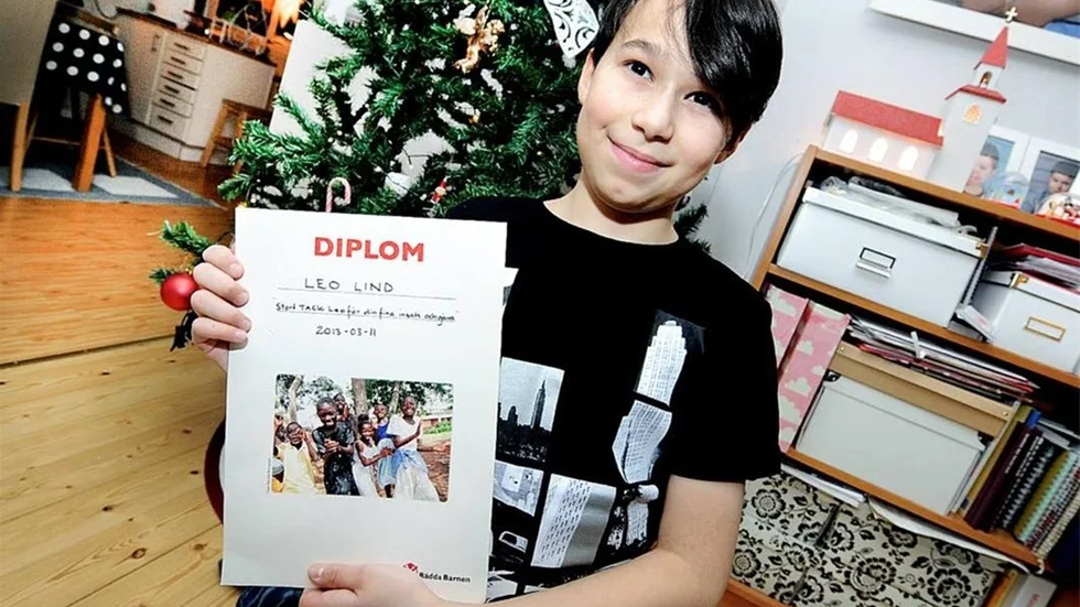 FÅTT DIPLOM. Leo Lind visar stolt upp diplomet han fick som tack av Rädda Barnen förra året.