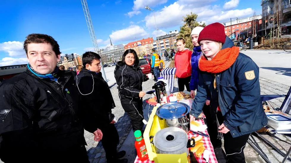 Familjeutflykt. Familjen Lindberg - pappa John, sonen Albin och dottern Elin - från Piteå, kör alla motorcykel. I Luleå passade de på att köpa lite fika av Emma Andreasson och hennes kompisar. De fick lov att sälja fika för att tjäna pengar till en resa till Ghana som de ska göra som projektarbete i gymnasiet.