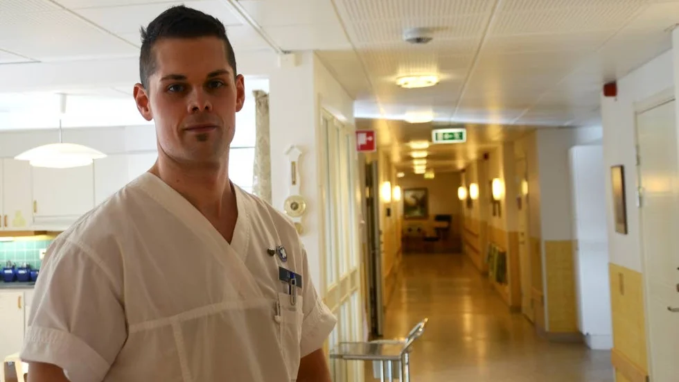 ANSTÄLLS PÅ HELTID. Undersköterskan Jakob Åkerström har jobbat deltid i elva år, nu har han erbjudits heltid.