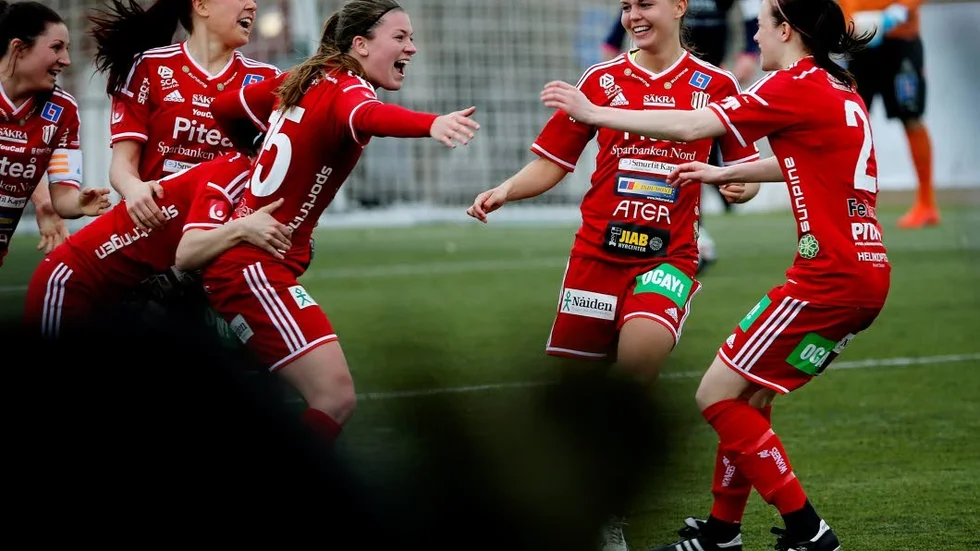 Premiär damallsvenskan Piteå IF - Linköping jubel efter 15 Pauline Hammarlunds 1-0