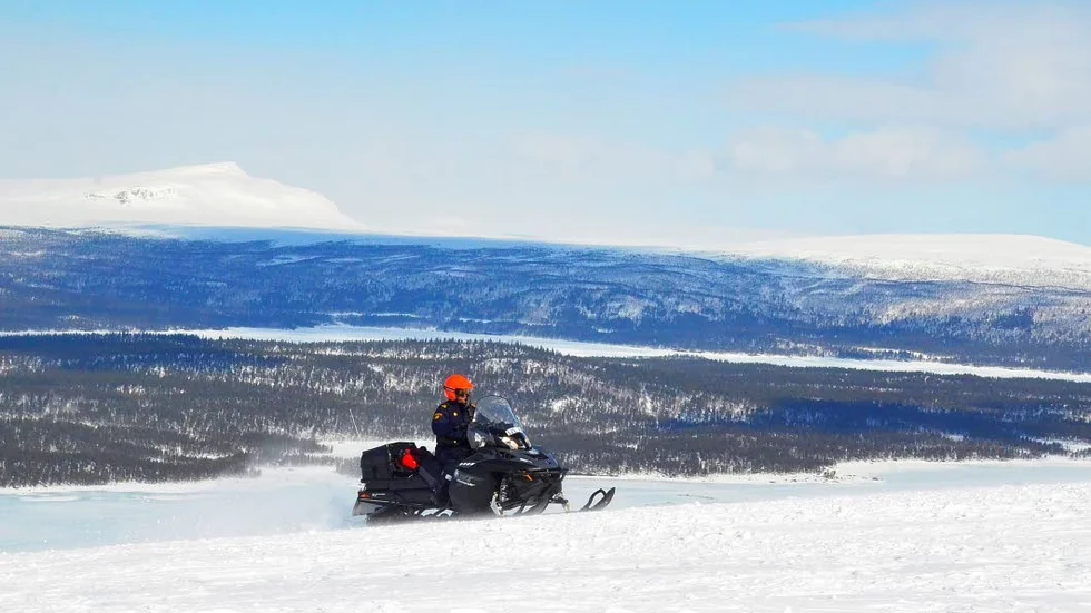 Skoterpolisen Mats Lundmark patrullerar fjället i Jäckvik.