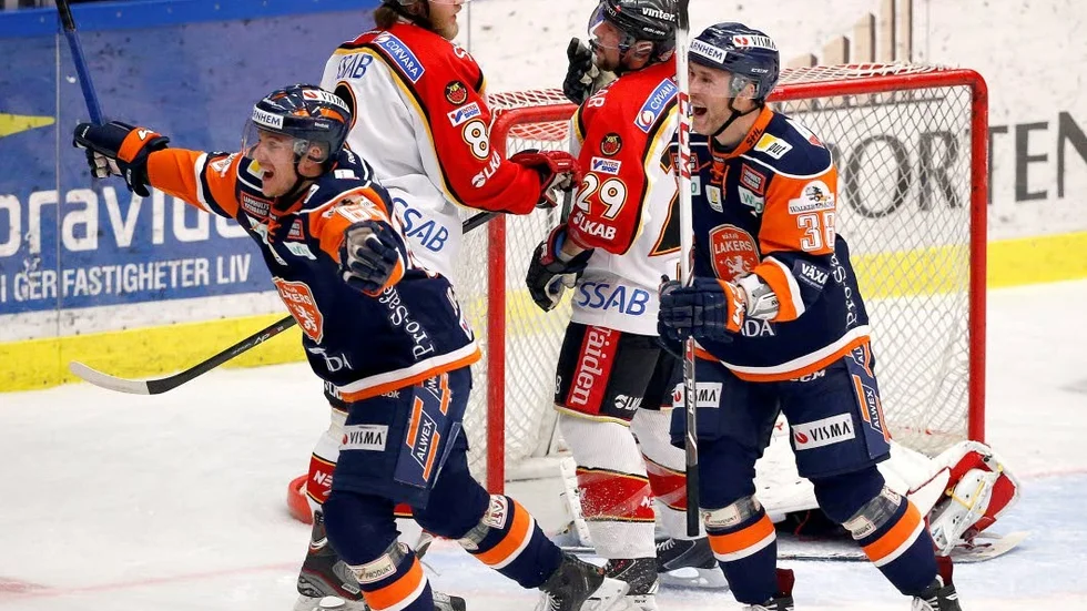 Luleå Hockeys Jens Högbom och Chris Abbott deppar efter att den sistnämnda just petat in pucken i eget mål.