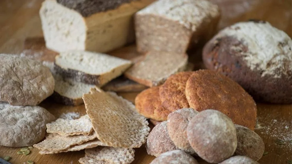 Jessica Frej och Maria Blohm experimenterade – och lyckades skapa både gott och saftigt glutenfritt bröd.