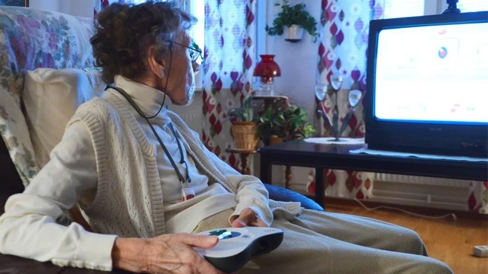 Varje kväll innan Ida Tuikkanen går och lägger sig dyker dottern Anja upp i tv-rutan. Sedan augusti har de haft kontakt via bildtelefoni.