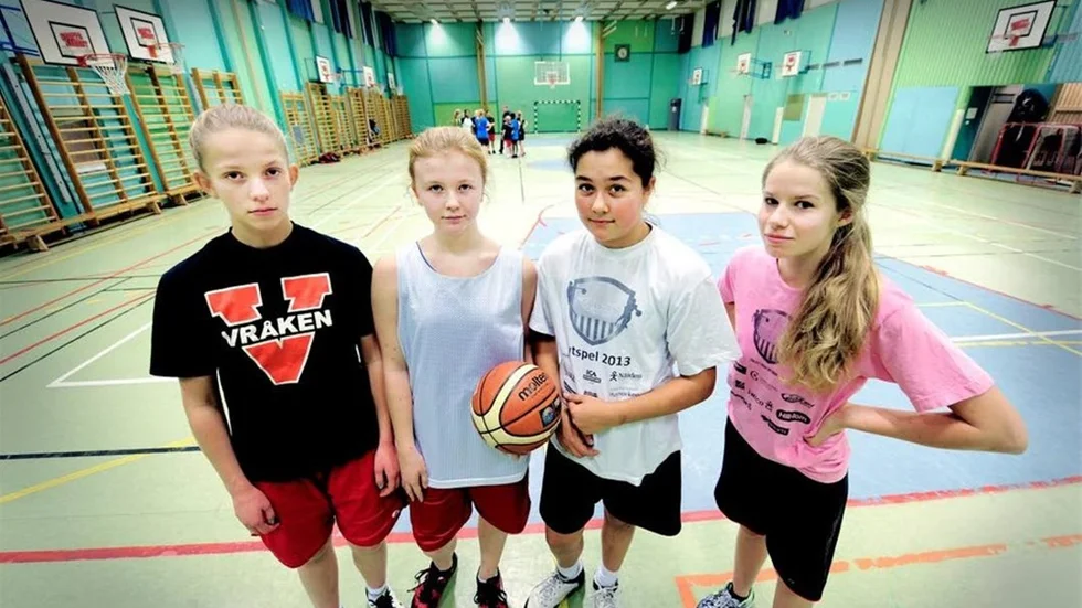 SKADOR. Fr vänster Matilda Eriksson, Elin Palo, Alicia Wallström och Miranda Öhman vet alla om kompisar som blivit skadade i Tunahallen. Till exempel Elin har gjort sig illa på utstickande spikar. "Det är synd att det är så här" tycker de.