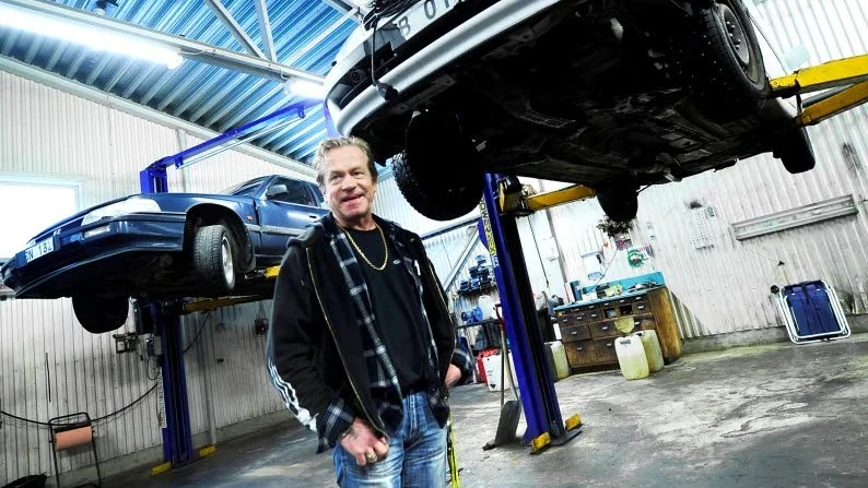 MÅSTE SANERAS. Leif Lundstig berättar att varje bil som ska skrotas måste miljösaneras först.