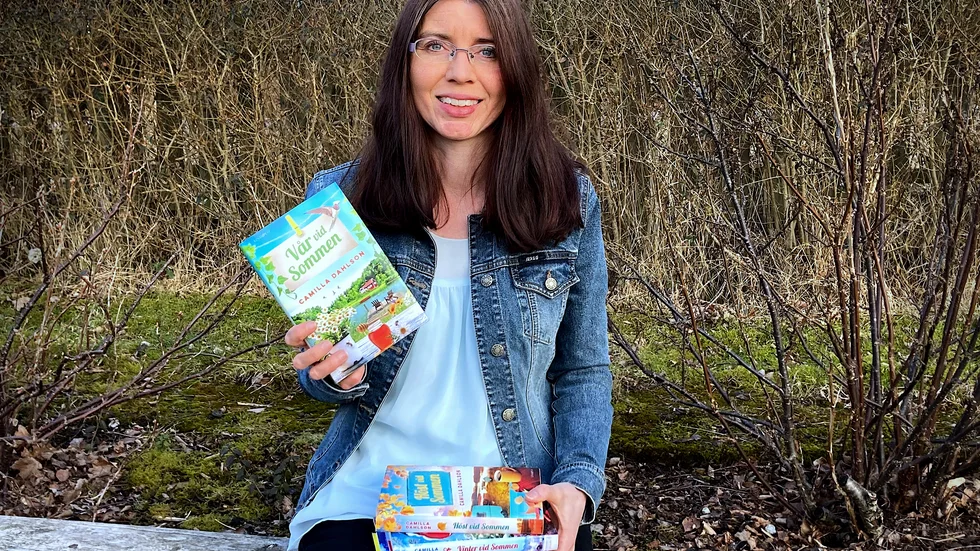 I mars kom boken ”Vår vid Sommen” som nummer fyra i Camilla Dahlsons bokserie. Nu har hon fått Boxholms kommuns kulturstipendium. 