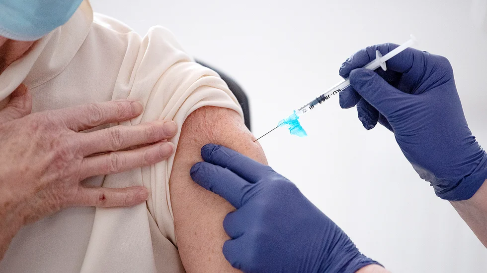 När sjukvården ska vaccinera hela befolkningen kommer hälsocentralerna behöva prioritera bland de ordinarie arbetsuppgifterna, menar skribenterna. 
