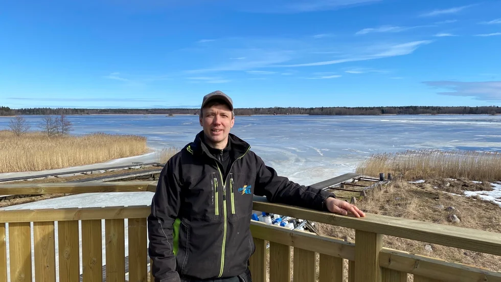Johan Eriksson är tillsyningsman på Upplandsstiftelsen. Här ser vi honom uppe i det nya fågeltornet vid Ledskärs hamn som byggts av Upplandsstiftelsen.