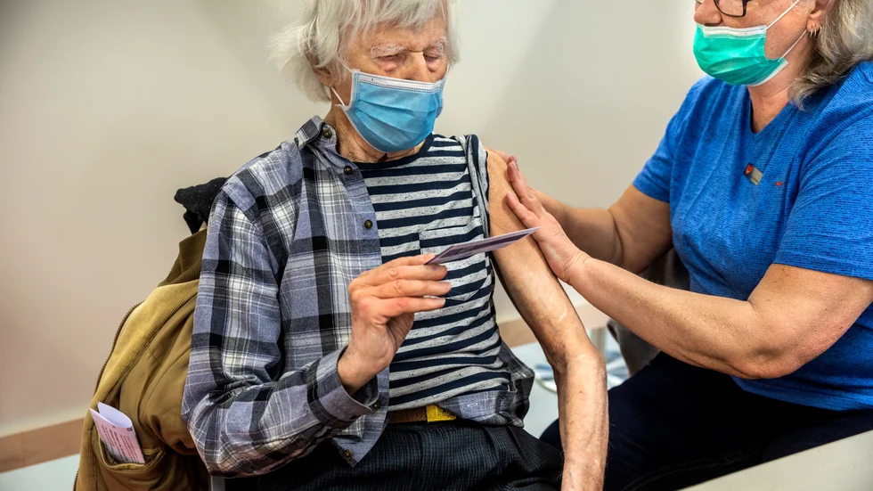 På måndagen var Einar Avander, 95, en av de första som kallades till massvaccinationerna för alla i fas 2.