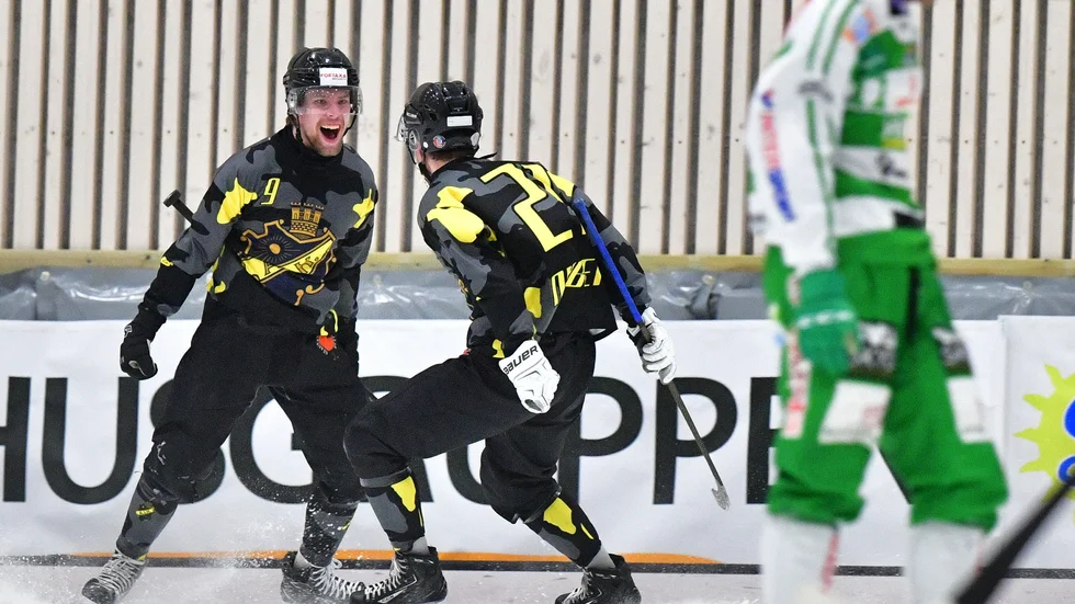 AIK:s Christian Frohm, till vänster, jublar efter sitt 3–1-mål mot Västerås.