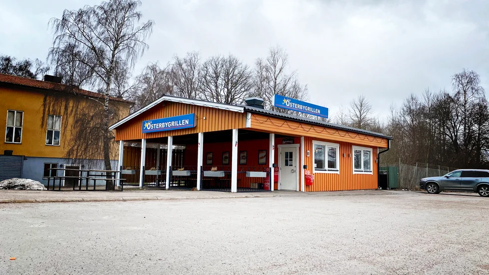 Österbygrillen målades om från grön till brandgul, men fastighetsägaren hade inte fått tillstånd från kommunen. 