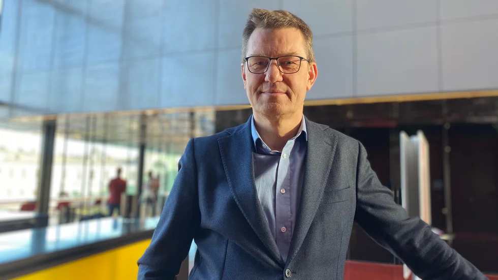 Johan Lugnegård, chefsläkare på Akademiska sjukhuset gläds åt att belastningen med covidpatienter nu minskar.