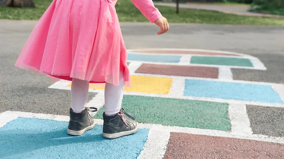En översyn av hur resurserna fördelar kan gynna skolor med färre elever.