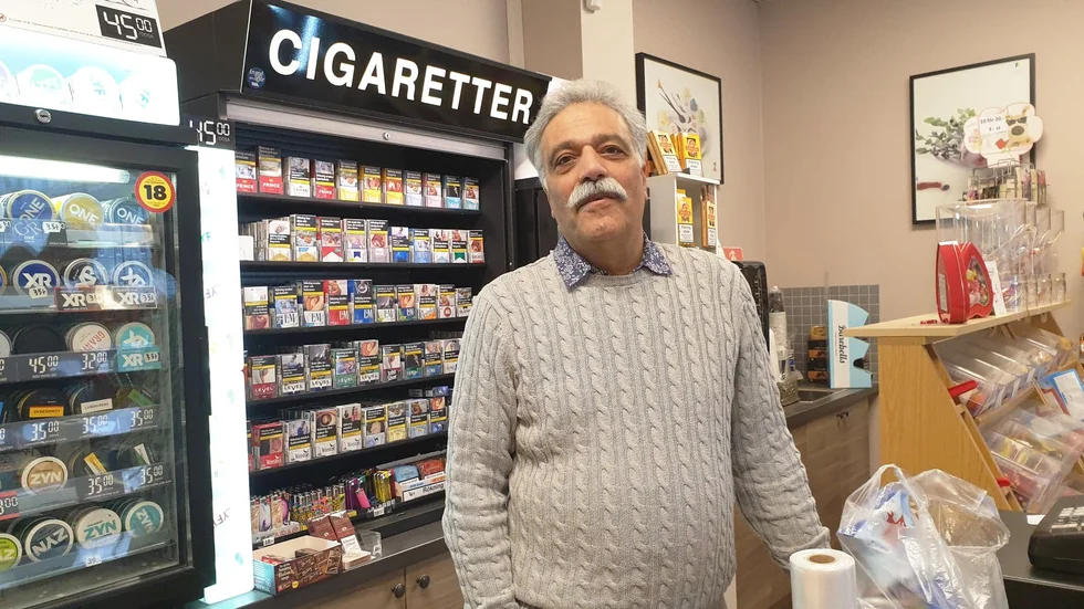 Jafaar Charlie möttes av en maskerad knivbeväpnad man när han klev ut i sin butik på måndagsförmiddagen.
När någon hotar med kniv, då blir man rädd, säger han
