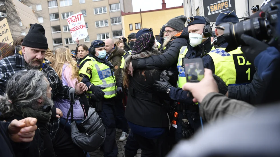 Nya demonstrationer mot coronarestriktionerna planeras i morgon. Bilden från Stockholm där den så kallade Tusenmannamarschen hölls för två veckor sedan.