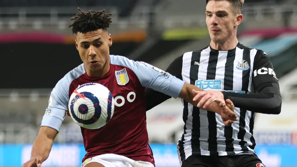 Aston Villas Ollie Watkins och Newcastles Ciaran Clark i 1–1-matchen.