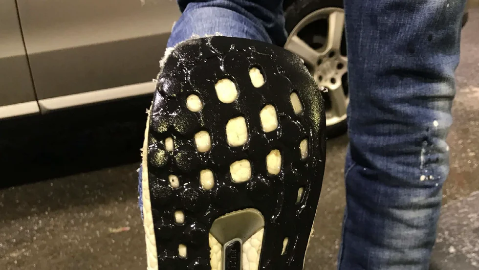En av gärningsmännen erkände nu att han varit på platsen för det misstänkta rånet på Hertsön. Men allt handlade om ett bråk om narkotika, hävdade 19-åringen. Det var han som lämnat skospåren på platsen, förklarade han.